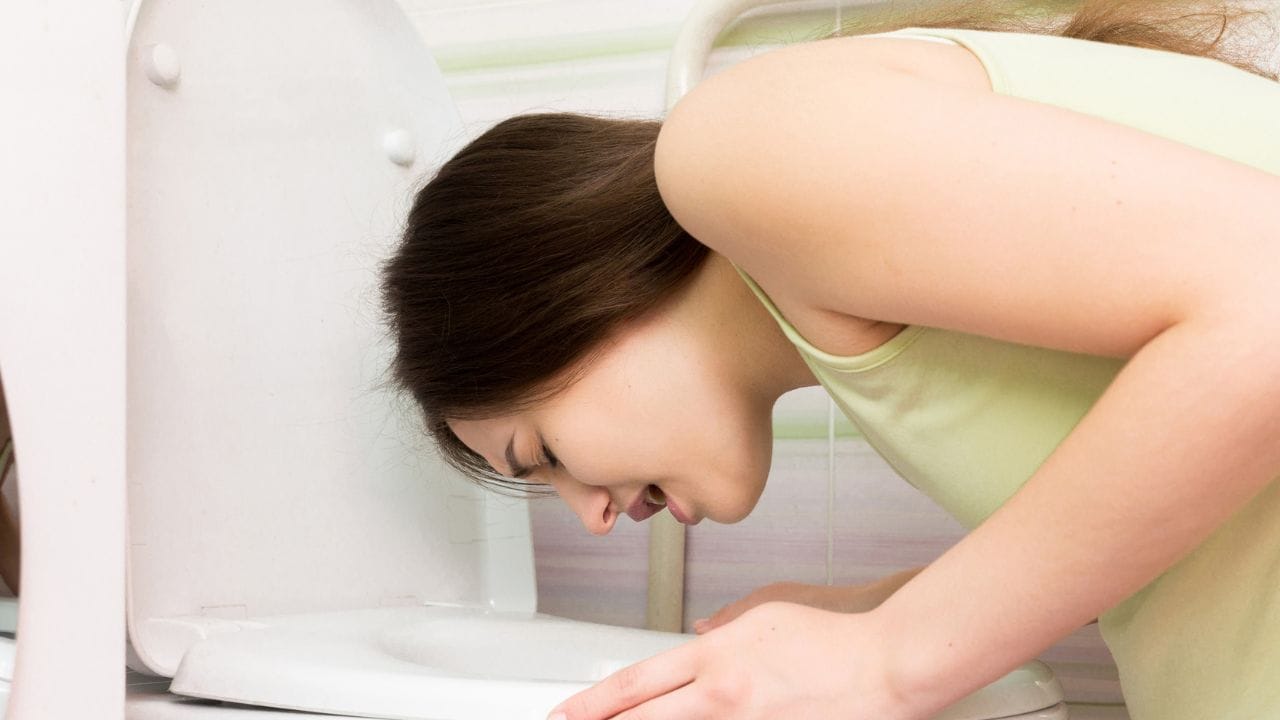 ઇન્ફેકશન દરમિયાન વારંવાર ઉલટી કે ઉબકા આવવા સામાન્ય છે. આનાથી ડિહાઇડ્રેશન અને આવશ્યક પોષક તત્વો થઈ શકે છે.