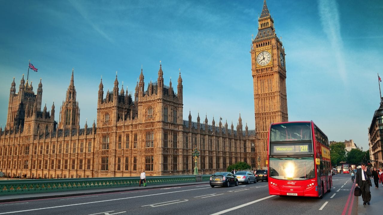 બ્રિટનની University of Bath માં Global Excellence Scholarship આપવામાં આવે છે. આ સ્કોલરશિપ માસ્ટર્સ અભ્યાસ માટે છે અને તેમાં ટ્યુશન ફીમાં લગભગ 10,000 પાઉન્ડની છૂટ મળે છે. પ્રથમ રાઉન્ડ માટે અરજી કરવાની છેલ્લી તારીખ 4 ફેબ્રુઆરી છે. જો તમે વિદેશમાં અભ્યાસ કરવાનો સાચો ઈરાદો રાખો છો, તો આ સ્કોલરશિપ્સ તમારા માટે ખર્ચ ઘટાડવાની અને વૈશ્વિક શિક્ષણ મેળવવાની મોટી તક સાબિત થઈ શકે છે. સમયસર માહિતી તપાસીને અને યોગ્ય રીતે અરજી કરીને તમે તમારા સપનાને હકીકતમાં બદલી શકો છો.