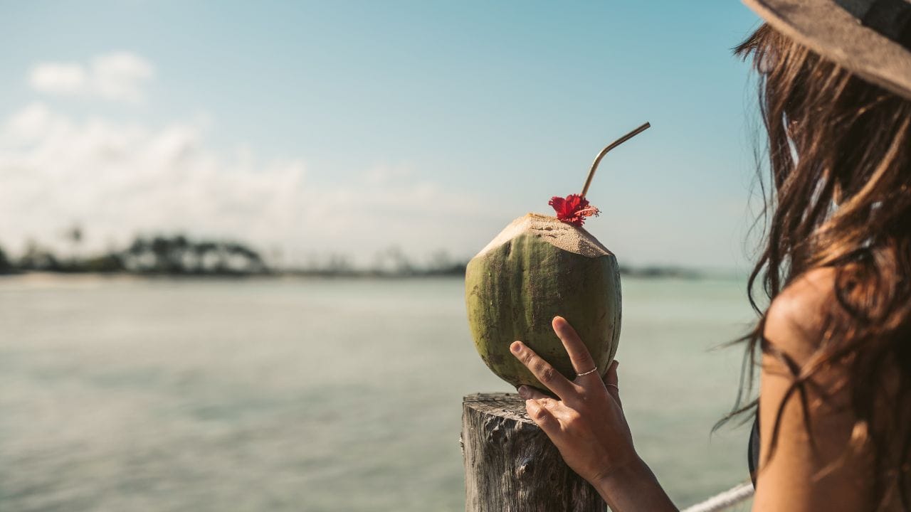 નારિયેળ પાણી હૃદય, મસલ્સ અને નર્વસ સિસ્ટમ માટે પણ લાભદાયક છે. કેલરી ઓછું હોવાના કારણે, વજન નિયંત્રણ અને ડાયાબિટીસ ધરાવતા લોકો માટે પણ આ એક સ્વસ્થ વિકલ્પ છે.(Image Credit Source: Social Media)