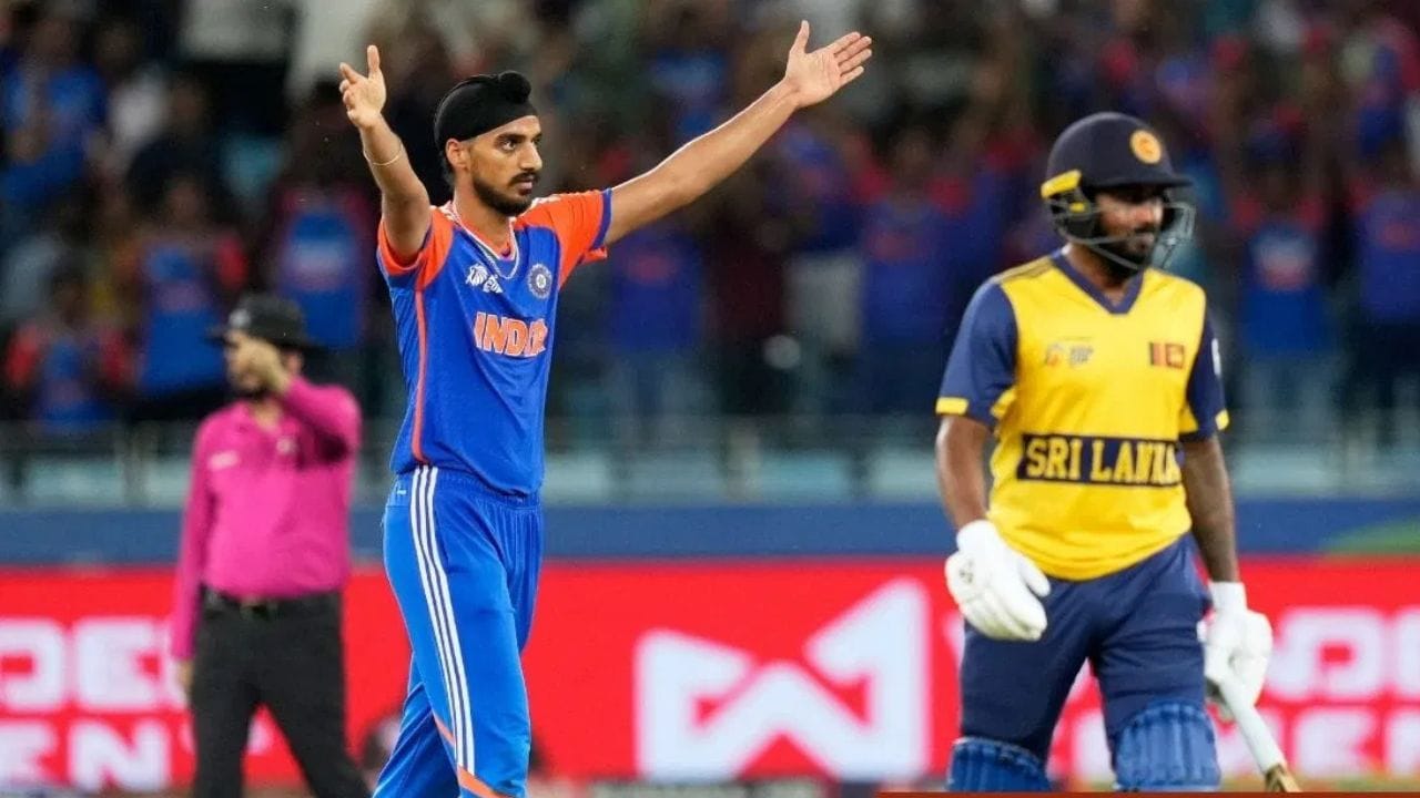 બોલ-આઉટ પદ્ધતિમાં બંને ટીમના પાંચ ખેલાડીઓ સ્ટમ્પને બોલ મારીને ઢાળવાનો પ્રયાસ કરતા. બેટ્સમેન હાજર ન હોય અને જે ટીમ વધુ વખત સ્ટમ્પ હિટ કરે તે જીતતી. જો સ્કોર સમાન રહેતો તો બોલ-આઉટ આગળ વધારાતી. પરંતુ આ પદ્ધતિને બદલે વધુ રોમાંચક બનાવવા સુપર ઓવરનો સમાવેશ કરવામાં આવ્યો. 2011થી વન-ડે આંતરરાષ્ટ્રીય ક્રિકેટમાં પણ તેનો અમલ શરૂ થયો.