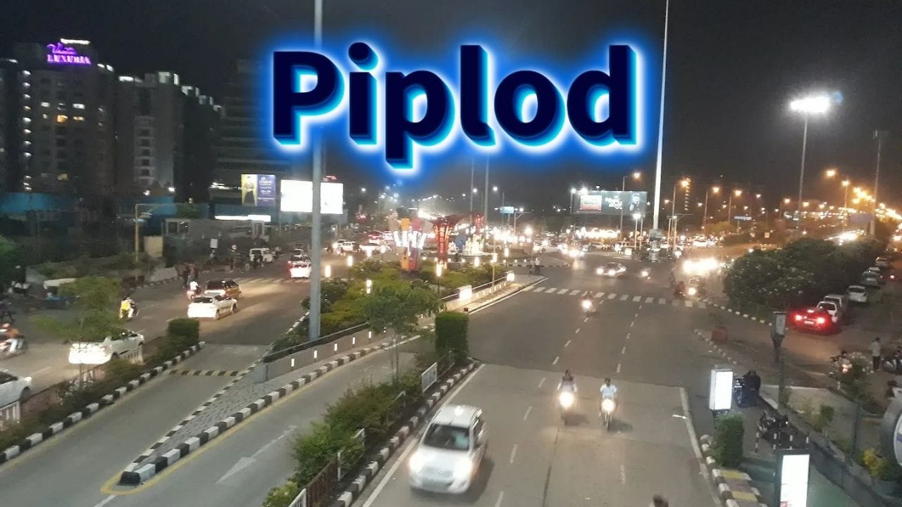 Piplod : ડુમાસ રોડ નજીક આવેલ પિપલોદ સમૃદ્ધ અને શાંત રહેણાંક વિસ્તાર છે. હરિયાળું વાતાવરણ, પ્રીમિયમ ઘરો અને દરિયાકાંઠાની નજીકતા તેને ખાસ બનાવે છે. જે લોકો શાંતિ અને સુવિધાઓ બંને ઈચ્છે છે, તેમના માટે પિપલોદ ઉત્તમ પસંદગી છે.