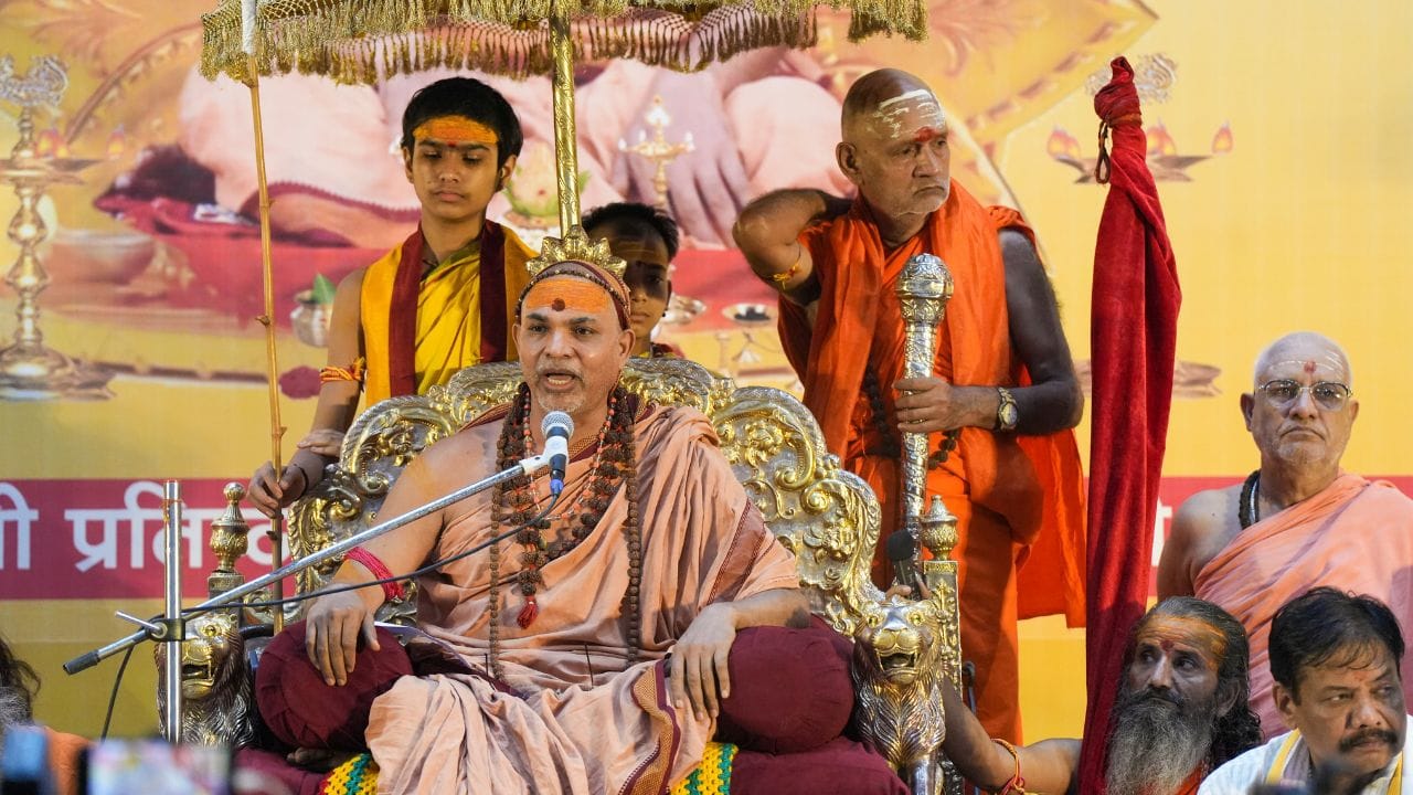 સંત બન્યા બાદ તે ધાર્મિક અને સામાજિક મુદ્દાઓ પર એક્ટિવ થયા હતા. તે જ્ઞાનવાપી મસ્જિદ માલે અને રામ મંદિર જેવા હિંદુ ધાર્મિક મુદ્દાઓ પર હંમેશા બોલતા રહ્યા છે.