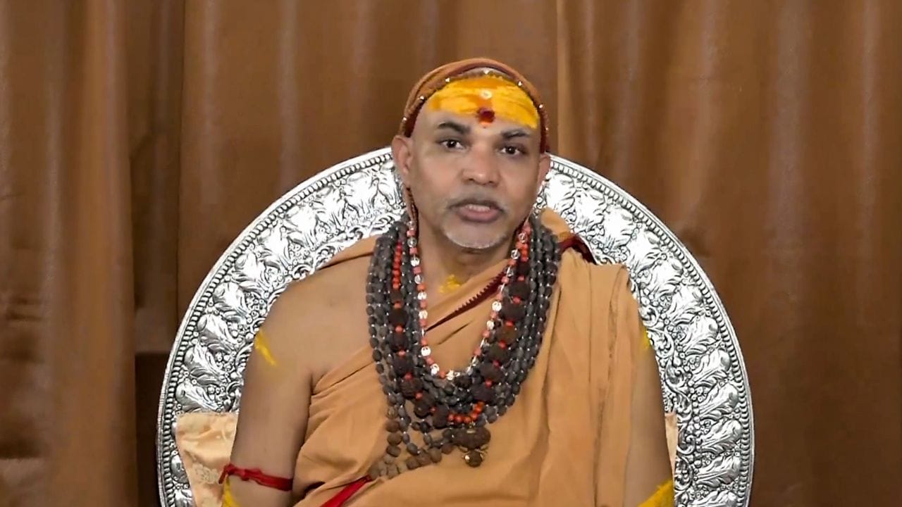 શંકરાચાર્ય અવિમુક્તેશ્વરાનંદ સરસ્વતી હાલમાં ફરી ચર્ચામાં આવ્યા છે.28 જાન્યુઆરીના રોજ શાકુંભરી પીઠાધીશ્વર અને શ્રી કૃષ્ણ જન્મભૂમિ મુક્તિ નિર્માણ ટ્રસ્ટ સાથે સંકળાયેલા આશુતોષ બ્રહ્મચારીએ કલમ 173(4) હેઠળ એફઆઈઆર નોંધવાની માંગણી કરતી અરજી દાખલ કરી હતી. 