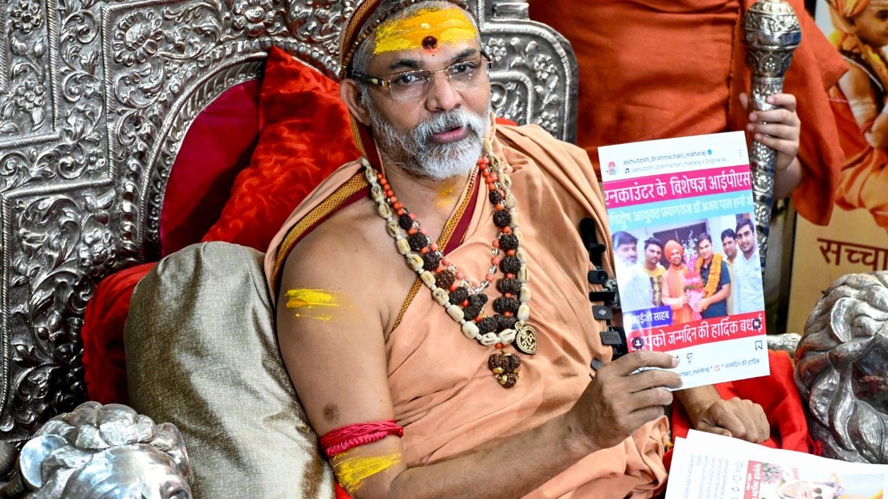 અવિમુક્તેશ્વરંદ સરસ્વતીનો જન્મ15 ઓગસ્ટ, 1969ના રોજ ઉત્તર પ્રદેશના પ્રતાપગઢ જિલ્લાના બ્રાહ્મણપુર ગામમાં થયો છે. તેનું મૂળ નામ: સન્યાસ લેતા પહેલા તેમનું નામ ઉમાશંકર ઉપાધ્યાય હતું.