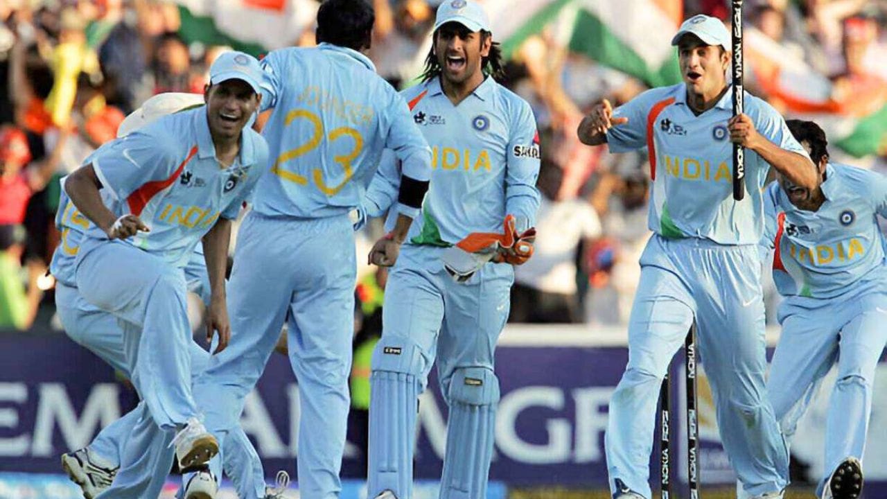 2026 ના T20 વર્લ્ડ કપમાં ભારતીય ટીમ સાથે જે બન્યું તે 19 વર્ષ પહેલા 2007 ના T20 વર્લ્ડ કપમાં જે બન્યું હતું તેના જેવું જ હતું. ત્યાં પણ, ટીમ ઈન્ડિયા ટુર્નામેન્ટના બીજા રાઉન્ડની પહેલી મેચ હારી ગઈ. પરંતુ પછી જે બન્યું તે ઈતિહાસના પાનાઓમાં સુવર્ણ અક્ષરોથી નોંધાયેલું છે.