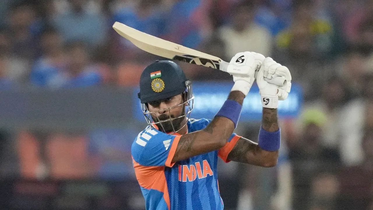 2026 ના T20 વર્લ્ડ કપની સૌથી લાંબી સિક્સર હાર્દિક પંડ્યાના બેટમાંથી આવી હતી. તેણે નામિબિયા સામે બર્નાર્ડ સ્કોલ્ટ્ઝના બોલ પર લોંગ-ઓફ તરફ 109 મીટરની જોરદાર સિક્સર ફટકારી હતી. શિવમ દુબેએ પણ 107 મીટરની સિક્સર ફટકારી હતી. (PC: PTI)