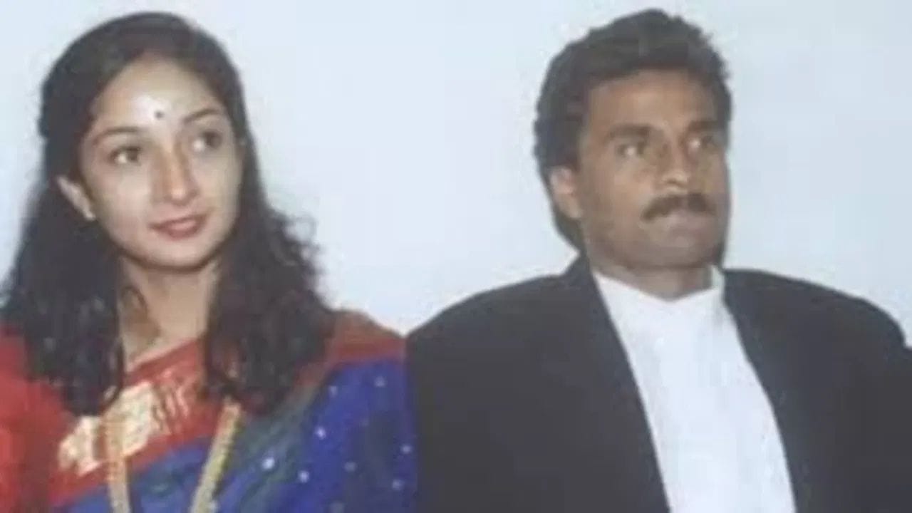 જવાગલ શ્રીનાથે 2007 માં પોતાની પહેલી પત્ની જ્યોત્સ્ના સાથે છૂટાછેડા લીધા. બાદમાં તેણે પત્રકાર માધવી પત્રાવલી સાથે લગ્ન કરીને જીવનમાં નવો અધ્યાય શરૂ કર્યો.