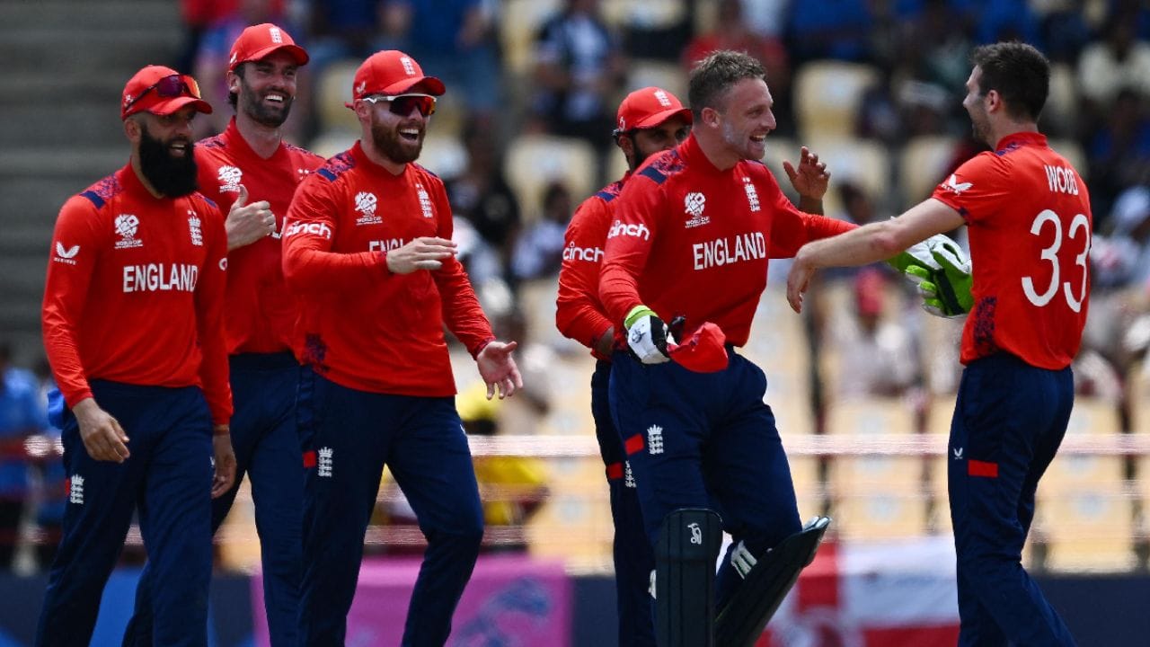 હવે સૌથી મોટો પ્રશ્ન એ છે કે: જો ટીમ ઈન્ડિયા સેમિફાઇનલમાં પહોંચે છે, તો તેઓ કોનો સામનો કરશે? ICC ના નિયમો અનુસાર, ગ્રુપ 1 માં બીજા ક્રમે રહેલી ટીમ ગ્રુપ 2 માં ટોચની ટીમનો સામનો કરશે. ઇંગ્લેન્ડે અત્યાર સુધી ગ્રુપ 2 માં અસાધારણ રીતે સારું પ્રદર્શન કર્યું છે. તેઓએ તેમની ત્રણમાંથી ત્રણ મેચ જીતીને ટોચનું સ્થાન મેળવ્યું છે. તેથી, જો ભારત ગ્રુપ 1 માંથી બીજી ટીમ તરીકે ક્વોલિફાય થાય છે, તો તેઓ સેમિફાઇનલમાં ઇંગ્લેન્ડનો સામનો કરશે.