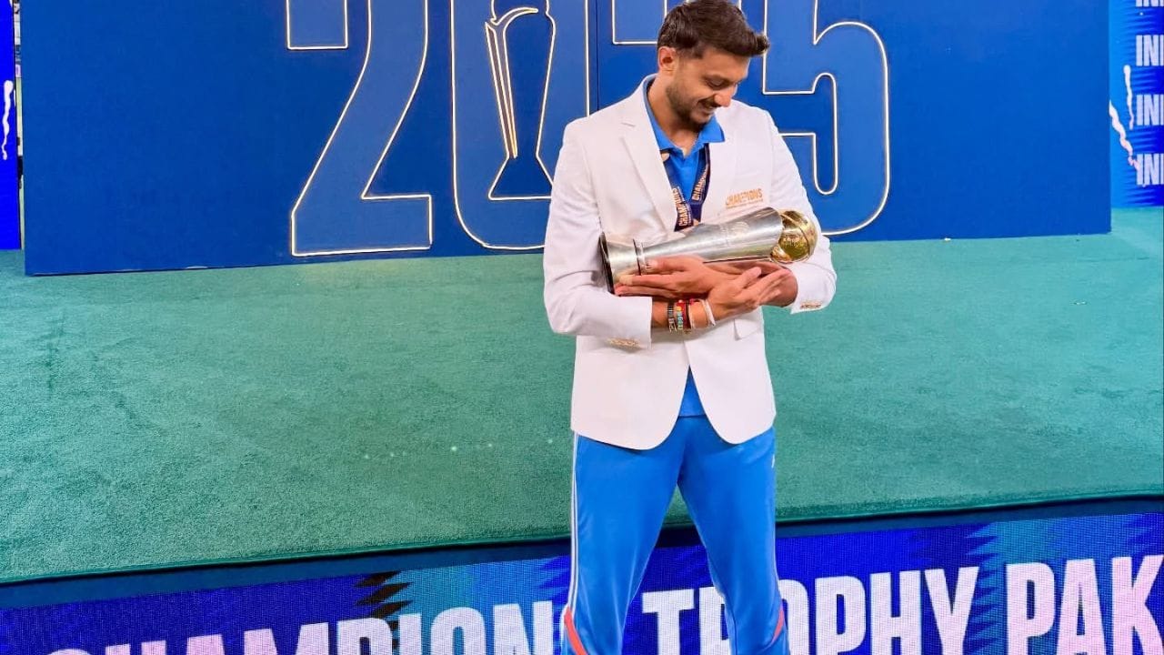 અક્ષર રાજેશભાઈ પટેલ એક ભારતીય આંતરરાષ્ટ્રીય ક્રિકેટર છે. તે ત્રણેય ફોર્મેટમાં ઓલરાઉન્ડર તરીકે ભારતીય રાષ્ટ્રીય ટીમ માટે રમે છે. અક્ષર પટેલનો જન્મ 20 જાન્યુઆરી 1994ના રોજ આણંદમાં થયો છે. અક્ષર પટેલ 32 વર્ષનો છે. અક્ષર પટેલ ટી20 વર્લ્ડકપમાં ટીમનો વાઈસ કેપ્ટન છે.