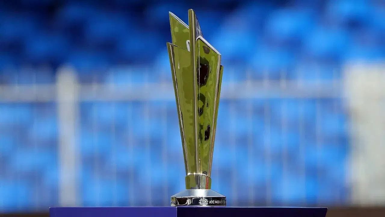 T20 વર્લ્ડ કપ ટ્રોફી પાંચ અલગ અલગ ધાતુઓથી બનાવવામાં આવી છે. તેની બનાવટ એટલી સુક્ષ્મ અને ચમકદાર છે કે તે દૂરથી ચાંદીની બનેલી લાગે છે. આ ટ્રોફીનું ડિઝાઇન અને ઉત્પાદન લંડન સ્થિત એક પ્રતિષ્ઠિત કંપની દ્વારા કરવામાં આવ્યું છે, જેણે 2021માં આ ટ્રોફી તૈયાર કરી હતી.