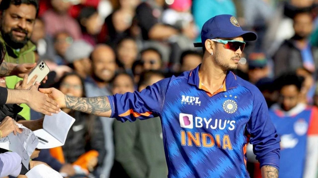 ઈશાન કિશન ડિસેમ્બર 2023 થી ટીમ ઈન્ડિયાની બહાર હતો. હવે ટીમમાં પાછો ફર્યો છે અને તેની વર્લ્ડ કપ ટીમમાં પસંદગી થઈ છે. ઈશાન કિશનનો જન્મ 18 જૂન 1998ના રોજ થયો છે. ઈશાન કિશન 27 વર્ષનો છે. ડિસેમ્બર 2023 પછી ઈશાન કિશન પહેલીવાર ટીમ ઈન્ડિયામાં પાછો ફર્યો છે. 