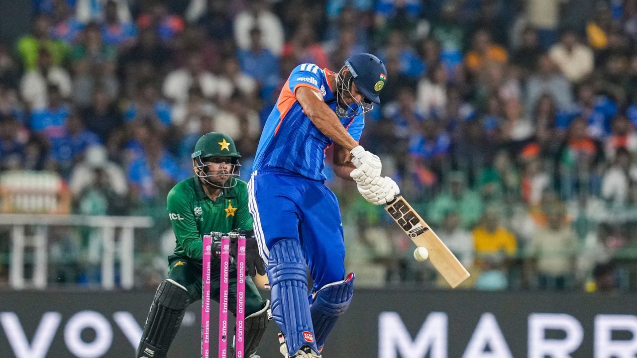 આ દરમિયાન, પાકિસ્તાનના સ્પિનરોએ તેમની ચુસ્ત બોલિંગથી ભારતને મોટો સ્કોર કરતા અટકાવ્યું. તેમ છતાં, ટીમ ઇન્ડિયાએ ઇતિહાસ રચ્યો.