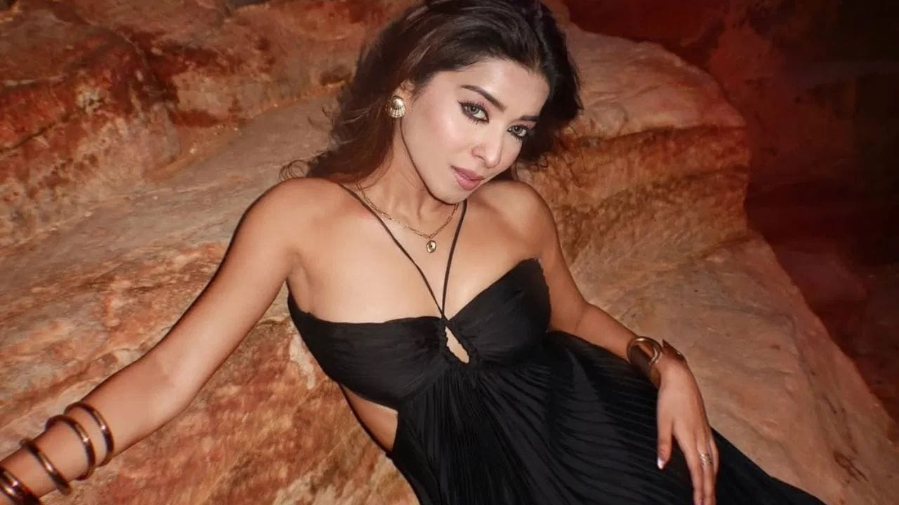 તન્વી ગડકરી મુંબઈ સ્થિત અભિનેત્રી, નૃત્યાંગના અને ડિજિટલ કન્ટેન્ટ ક્રિએટર છે. તેણે વેબ સિરીઝ અને મ્યુઝિક વીડિયોથી પોતાની અભિનય કારકિર્દીની શરૂઆત કરી હતી. ‘કેમ્પસ બીટ’ જેવી વેબ સિરીઝમાં રીહાન્ના તરીકેની ભૂમિકાથી તેણીને સારી ઓળખ મળી હતી.