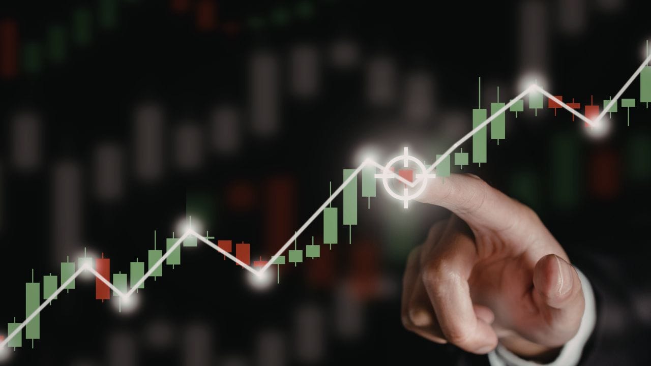 હવે પ્રશ્ન એ છે કે શું આ સમયે IT શેરોમાં રોકાણ કરવું યોગ્ય છે? સ્ટોક્સકાર્ટના સીઈઓ Pranay Agrawal નું માનવું છે કે IT શેરોમાં તાજેતરનો ઘટાડો મુખ્યત્વે ભાવનાત્મક છે, મૂળભૂત પરિસ્થિતિ નબળી નથી. તેઓ કહે છે કે AI પરંપરાગત આઉટસોર્સિંગ મોડેલને પડકારશે, પરંતુ સાથે સાથે AI અમલીકરણ, ક્લાઉડ, સાઇબર સુરક્ષા અને ડિજિટલ ટ્રાન્સફોર્મેશન જેવી નવી તકો પણ ઊભી કરશે.