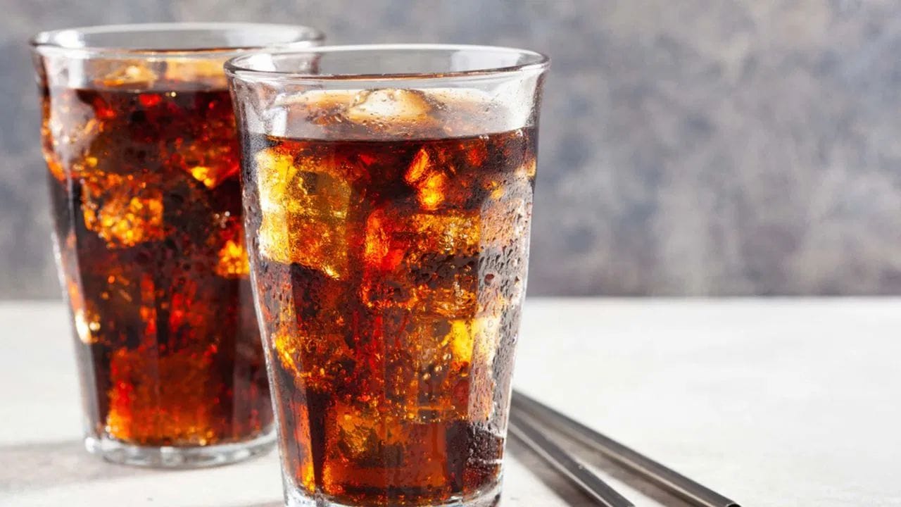 ઘણા લોકો વજન ઘટાડવા ખાતર સામાન્ય ખાંડને બદલે 'ડાયટ સોડા' અથવા 'સુગર-ફ્રી' વિકલ્પો પસંદ કરે છે. આમાં આર્ટિફિશિયલ સ્વીટનર હોય છે, જે હેર ફોલિકલ્સને નુકસાન પહોંચાડી શકે છે અને સ્કેલ્પના સ્વાસ્થ્યને બગાડી શકે છે. જો તમે સોડા કે વધુ પ્રમાણમાં કોલ્ડ ડ્રિંક્સ પીતા હોવ, તો તે તમારા વાળની નેચરલ ચમક છીનવી શકે છે અને તેને મૂળમાંથી નબળા બનાવી શકે છે.