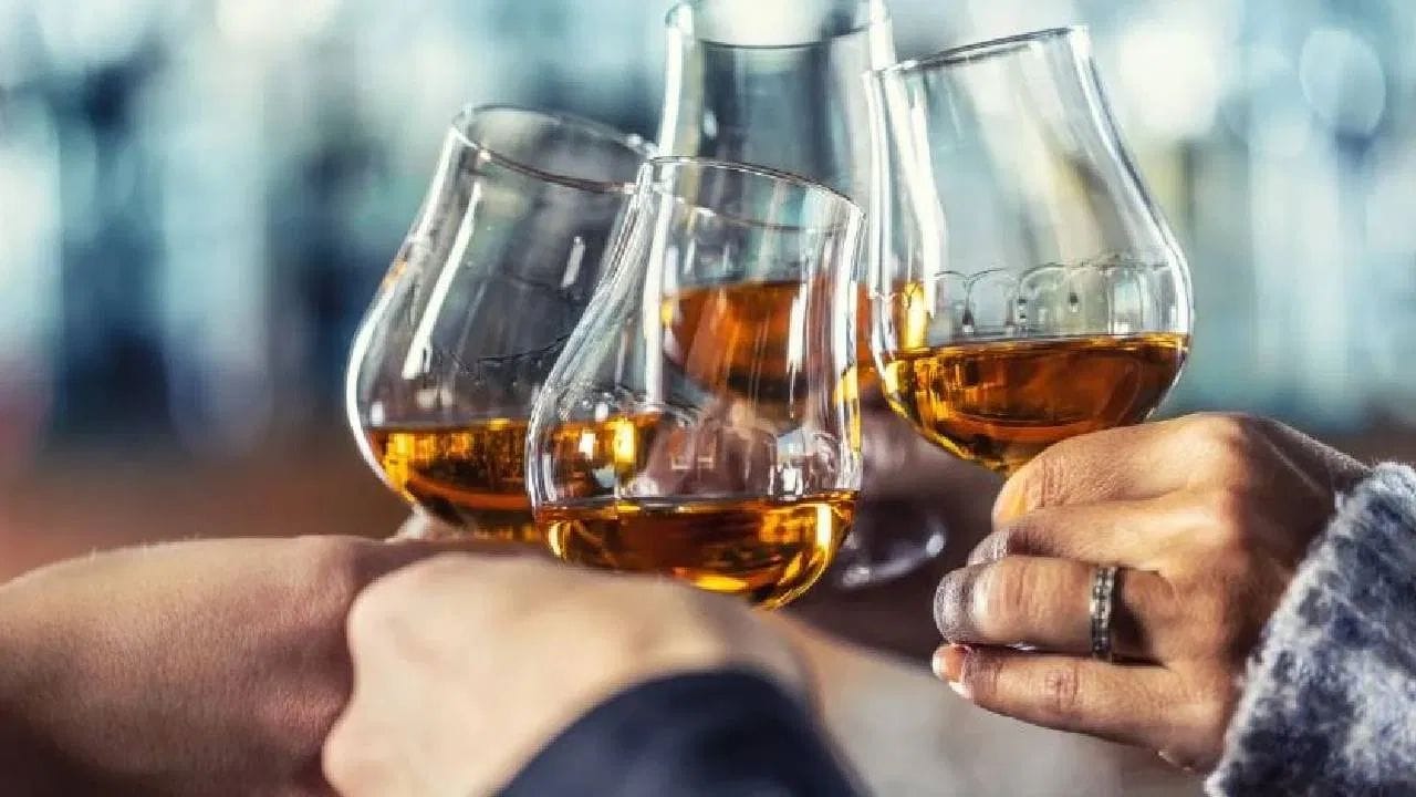 દારૂ શરીરને ડિહાઇડ્રેટ (પાણીની અછત) કરે છે. એવામાં જ્યારે શરીરમાં પાણીની અછત રહે છે, ત્યારે વાળ સૂકા થઈને તૂટવા લાગે છે. આ ઉપરાંત, દારૂ શરીરમાં ઝિંક (Zinc) ના સ્તરને ઘટાડે છે. ઝિંક એ વાળના વિકાસ (Growth) માટે અત્યંત જરૂરી મિનરલ છે. આવી જ રીતે, ખૂબ વધારે પ્રમાણમાં ચા અથવા કોફી પીવી પણ શરીરમાં પોષક તત્વોના શોષણમાં અવરોધ પેદા કરે છે.