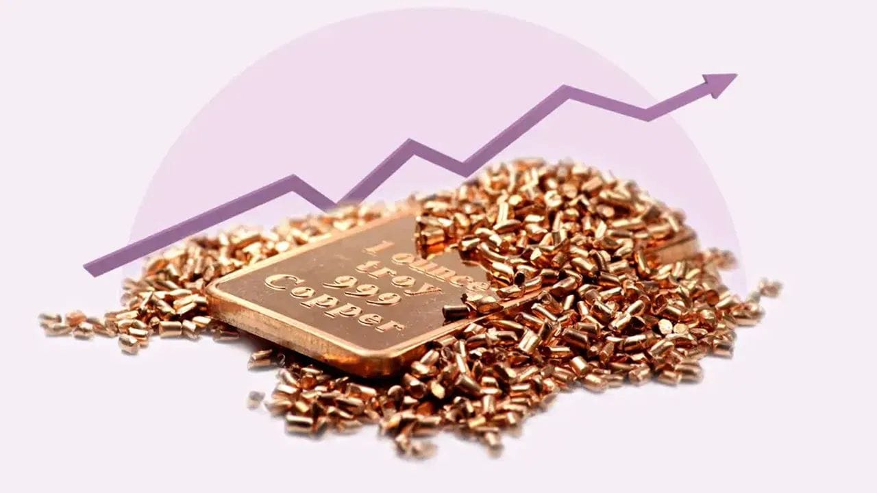 બજારના નિષ્ણાતોનું કહેવું છે કે, કોમોડિટી માર્કેટમાં તાંબાના ભાવમાં આવેલી આ અસ્થિરતા રોકાણકારો માટે રોકાણનો એક મોટો વિકલ્પ સાબિત થઈ શકે છે. આ ઘટાડાના સમયે રોકાણ કરીને આવનારા સમયમાં મોટો નફો કમાઈ શકાય તેમ છે. તાંબુ એક એવી ધાતુ બની ગઈ છે કે, જે સતત નવી તકો ખોલી રહી છે. બજારના જાણકારો મુજબ, છેલ્લા કેટલાક સમયમાં તાંબાના ભાવમાં મોટો ઉછાળો જોવા મળ્યો છે અને આગામી થોડા વર્ષોમાં મોટું રિટર્ન મળી શકે છે, કારણ કે તેની માંગ ઝડપથી વધી રહી છે. એવામાં જો કોઈ રોકાણકાર કોમોડિટી માર્કેટમાં સસ્તી ધાતુઓમાં રોકાણ કરીને મોટો નફો કમાવાની યોજના બનાવી રહ્યા હોય, તો તેમના માટે તાંબુ એક શ્રેષ્ઠ વિકલ્પ સાબિત થઈ શકે છે.