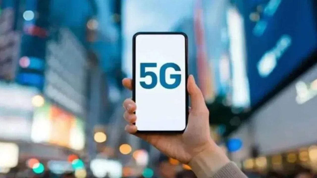 બીજું કે, જેમ જેમ ટેકનોલોજી 5G થી આગળ વધી રહી છે, તેમ તેમ આ કિંમતી ધાતુઓની માંગ પણ વધવાની છે. આ બાબત માઇનિંગ અને મેટલર્જિકલ એન્જિનિયર્સ (ધાતુશાસ્ત્ર ઇજનેરો) માટે સોનેરી તકો ઊભી કરી શકે છે.