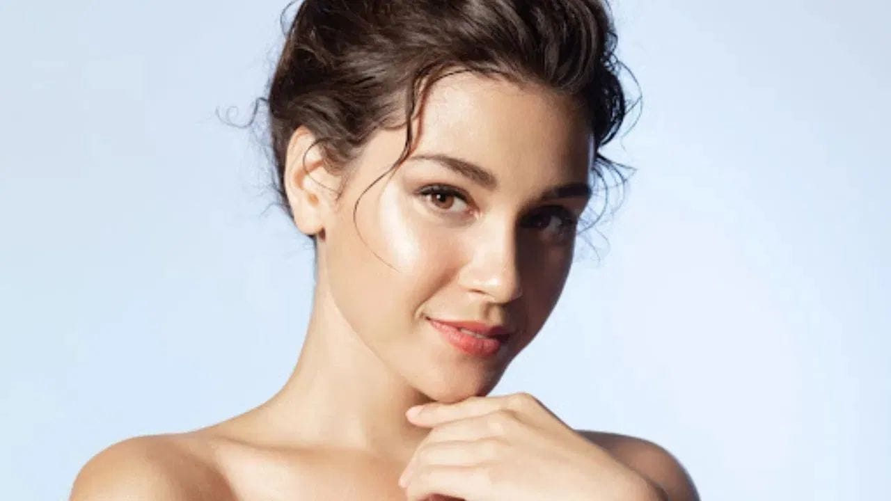 દિવસભર ત્વચા તડકો, ધૂળ અને પ્રદૂષણના સંપર્કમાં રહે છે. જો કે, શરીર અને ત્વચા રાત્રે પોતાને સુધારે છે. આથી, સૂતા પહેલા યોગ્ય ઘટકોનો ઉપયોગ વધુ અસરકારક છે.