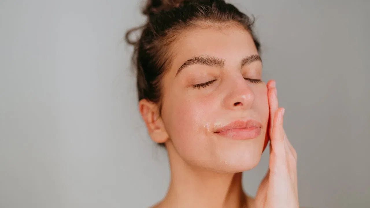 હેલ્થ એક્સપર્ટના જણાવ્યા અનુસાર, ચહેરા પર કોઈ પણ સારી બ્રાન્ડનું ફેસવોશ વાપરી શકાય છે. બીજું કે, જ્યારે પણ તમે બહારથી ઘરે આવો ત્યારે ફેસવોશથી ચહેરો સાફ કરો. શિયાળામાં સવારના સમયે હળવા ગરમ (નવશેકા) પાણીથી ચહેરો સાફ કરવો જોઈએ.