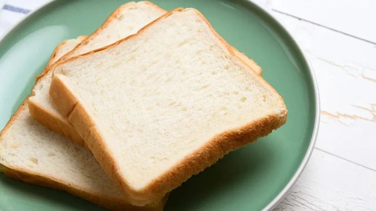 આ ઉપરાંત, બ્રેડમાંથી મળતી ઊર્જા અલ્પકાલિક (Ephemeral) હોય છે. પહેલા થોડી વાર માટે ઊર્જા મળે છે પછી જલ્દી થાક લાગવા માંડે છે. આયુર્વેદ મુજબ સવારનો ખોરાક પાચન અગ્નિને મજબૂત કરનારો હોવો જોઈએ પરંતુ માત્ર બ્રેડ ખાવાથી અગ્નિ નબળી પડી શકે છે. એવામાં આનાથી અપચો, ગેસ અને ભારેપણું અનુભવાય છે. આથી વધુ સારું છે કે, સવારના નાસ્તામાં પ્રોટીન, ફાઈબર અને હેલ્ધી ફેટથી ભરપૂર સંતુલિત આહારનો સમાવેશ કરવામાં આવે.