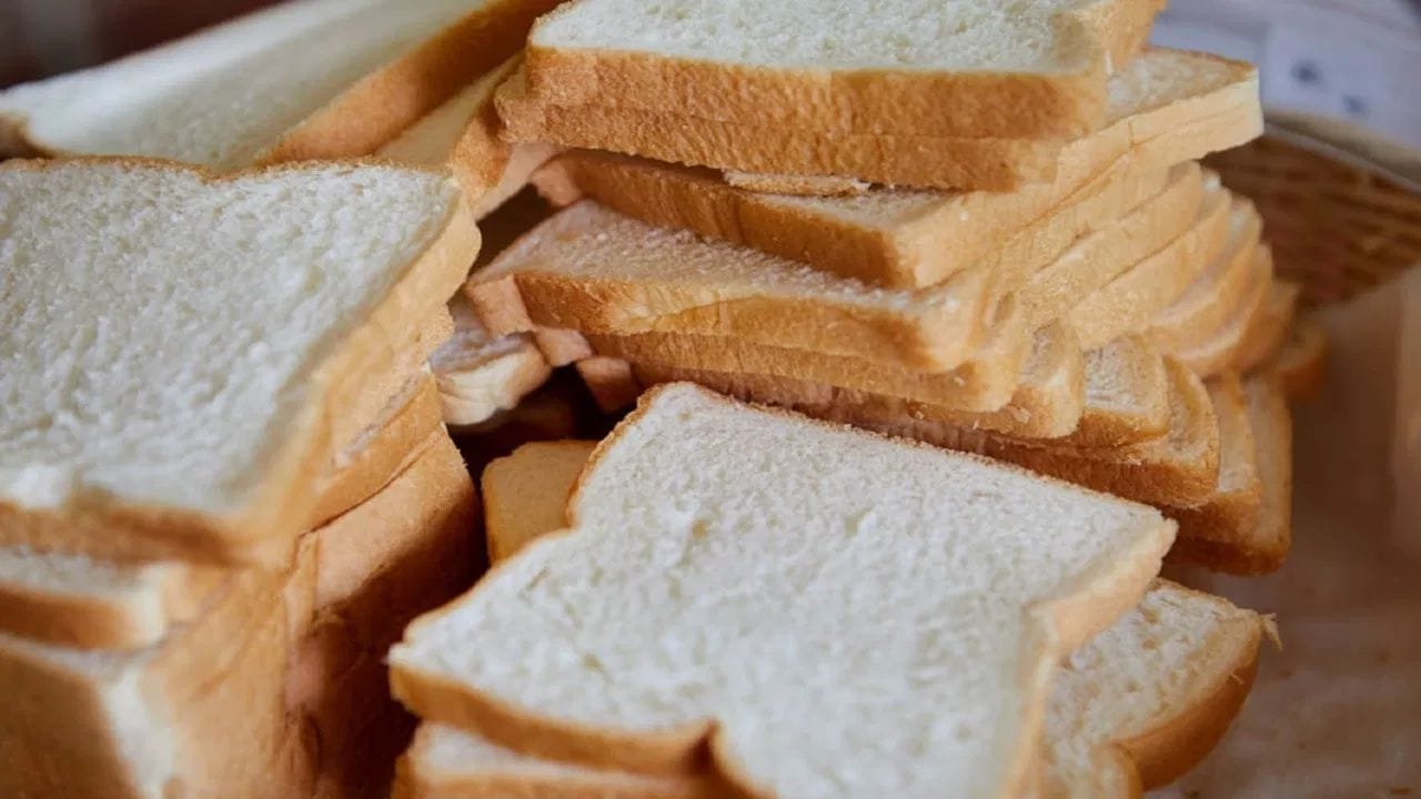 નોંધનીય છે કે, સફેદ બ્રેડમાં ફાઈબર, વિટામિન E અને આવશ્યક મિનરલ્સ ખૂબ જ ઓછી માત્રામાં હોય છે. આ પોષક તત્વો પાચનતંત્રને સક્રિય રાખવા, લોહીને શુદ્ધ રાખવા અને મેટાબોલિઝમ સુધારવામાં મહત્વની ભૂમિકા ભજવે છે. લાંબા સમય સુધી નિયમિતપણે બ્રેડ ખાવાથી શરીરમાં ખરાબ કોલેસ્ટ્રોલ વધી શકે છે, જેનાથી હૃદય રોગનું જોખમ પણ વધી જાય છે.