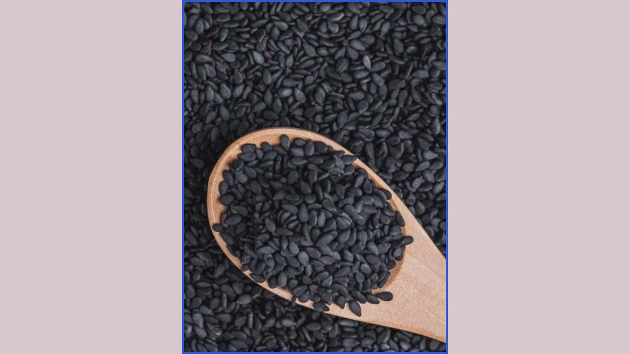 કાળા તલનું દાન: ગ્રહ સંબંધિત સમસ્યાઓ માટે કાળા તલનું દાન અત્યંત પ્રભાવશાળી માનવામાં આવે છે. એવી માન્યતા છે કે, શિવલિંગ પર કાળા તલ અર્પણ કરવાથી અને ત્યારબાદ તેનું દાન કરવાથી પિતૃ દોષ તેમજ શનિની સાડાસાતીનો પ્રભાવ ઓછો થાય છે.