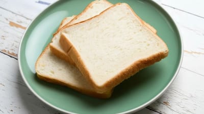 ઘણા લોકો એવું માની લે છે કે, બ્રેડ હલકી હોય છે અને રોજ સવારે ખાલી પેટે ખાઈ શકાય છે પરંતુ આયુર્વેદ તેમજ આધુનિક વિજ્ઞાન બંને આનાથી વિપરીત ચેતવણી આપે છે. ખાલી પેટે માત્ર બ્રેડનું સેવન શરીર પર ઘણી નકારાત્મક અસરો કરી શકે છે.