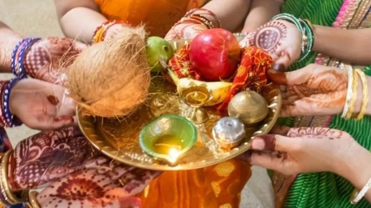 શૃંગારનું દાન: એવું માનવામાં આવે છે કે, મહાશિવરાત્રીના દિવસે માતા પાર્વતી અને ભગવાન શિવના વિવાહ થયા હતા. આ દિવસે કોઈ મહિલાને શૃંગારની વસ્તુઓ દાનમાં આપવી શુભ માનવામાં આવે છે. એવું કહેવાય છે કે, આ દિવસે શૃંગારનું દાન કરવાથી અખંડ સૌભાગ્યના આશીર્વાદ પ્રાપ્ત થાય છે.