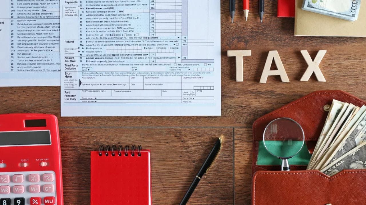 નવા પ્રસ્તાવ મુજબ, જો ઓડિટ રિપોર્ટ અથવા એકાઉન્ટન્ટનો રિપોર્ટ સમયસર ફાઇલ કરવામાં નહીં આવે, તો ભારે દંડ ફટકારવામાં આવશે. સરકારે 'ડિસ્ક્રેશનરી પેનલ્ટી સિસ્ટમ'ને દૂર કરીને હવે એક નિશ્ચિત અને "ગ્રેડેડ ફી" (Graded Fees) વ્યવસ્થા લાગુ કરવાનો નિર્ણય લીધો છે. આ નવા નિયમો 1 એપ્રિલ, 2026 થી અમલમાં આવશે અને તેની અસર ટેક્સ વર્ષ 2026-27 થી જોવા મળશે. 