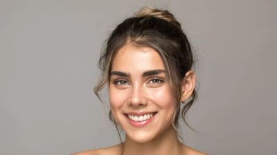 દરેક વ્યક્તિ ઈચ્છે છે કે, તેનો ચહેરો સાફ, ચમકદાર અને હેલ્ધી દેખાય પરંતુ પ્રદૂષણ, ધૂળ-માટી અને વ્યસ્ત જીવનશૈલી ત્વચાની નેચરલ ચમક (Glowing Skin Tips) છીનવી લે છે. આવી સ્થિતિમાં લોકો મોંઘા સ્કિન કેર પ્રોડક્ટ્સનો સહારો લેતા હોય છે. નિષ્ણાતોના મતે, રાત્રિનો સમય ત્વચાના સમારકામ (Night Skincare Routine) માટે સૌથી ઉત્તમ હોય છે અને કેટલીક ઘરેલું વસ્તુઓનો નિયમિત ઉપયોગ ચહેરાની રંગત નિખારી શકે છે.