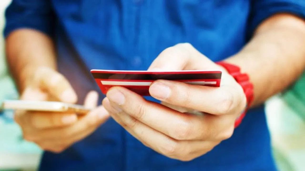 ક્રેડિટ કાર્ડથી ટેક્સ પેમેન્ટની સુવિધા: કરદાતાઓ માટે મોટા સમાચાર એ છે કે, હવે ઓનલાઇન ટેક્સ ભરતી વખતે ક્રેડિટ કાર્ડનો ઉપયોગ કરી શકાશે. અગાઉ માત્ર ડેબિટ કાર્ડ અને નેટ બેન્કિંગની જ સુવિધા હતી પરંતુ હવે ક્રેડિટ કાર્ડને પણ અધિકૃત ઇલેક્ટ્રોનિક પેમેન્ટ મોડમાં એડ (Add) કરી લેવામાં આવ્યું છે.