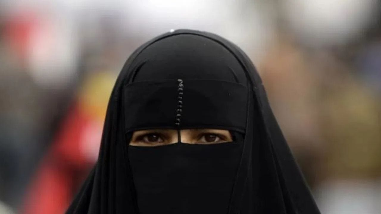 માનવ અધિકાર સંગઠનો દ્વારા તાલિબાનની આ નીતિની સખત નિંદા કરવામાં આવી છે. તાલિબાનના નિયમો અનુસાર, પતિ ઘરનો માલિક છે. તે સજા તરીકે તેની પત્નીને માર મારી શકે છે. તાલિબાને શરિયા કાયદા પર આધારિત બંધારણ બનાવ્યું છે.