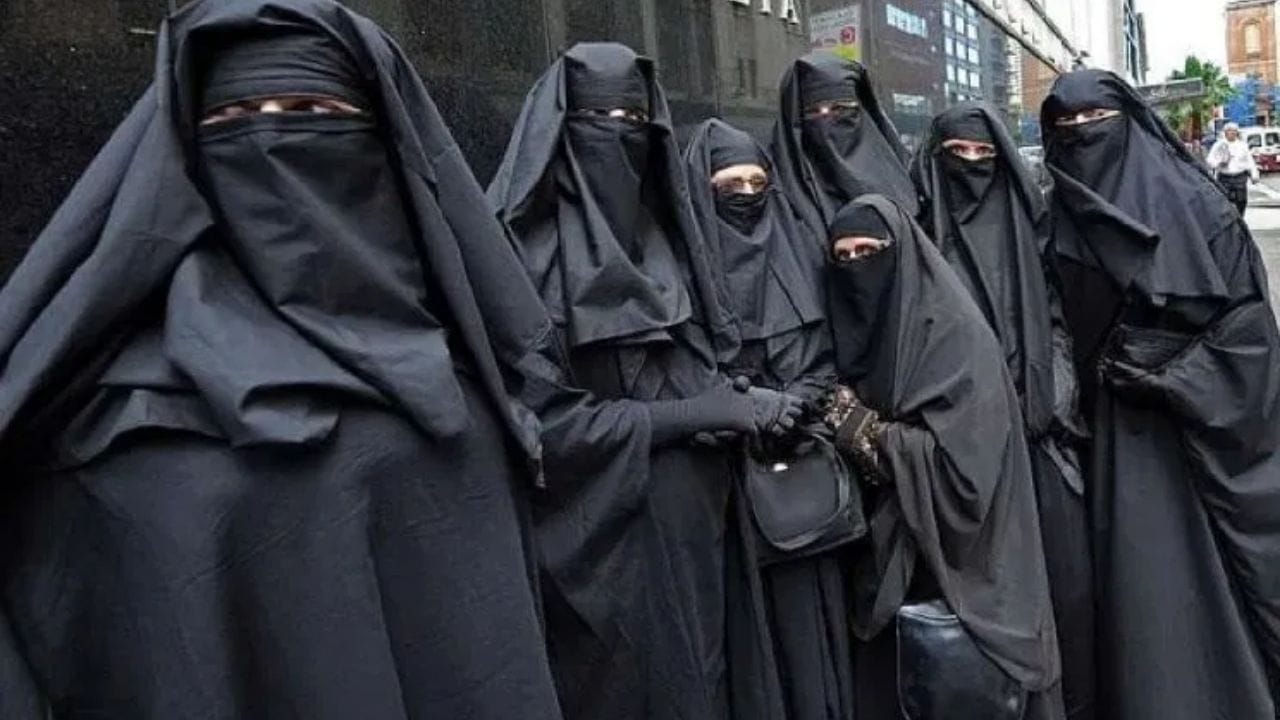 જો કોઈ પતિ તેની પત્નીને માર મારે છે અને તેના હાડકાં તોડે છે, તો પત્ની ફરિયાદ નોંધાવી શકે છે. આ માટે, પત્નીએ ન્યાયાધીશ સમક્ષ હાજર થવું પડશે અને ન્યાયાધીશને તેના ઈજાઓ બતાવવી પડશે. ત્યારબાદ પતિને 15 દિવસ સુધીની જેલની સજા થઈ શકે છે.