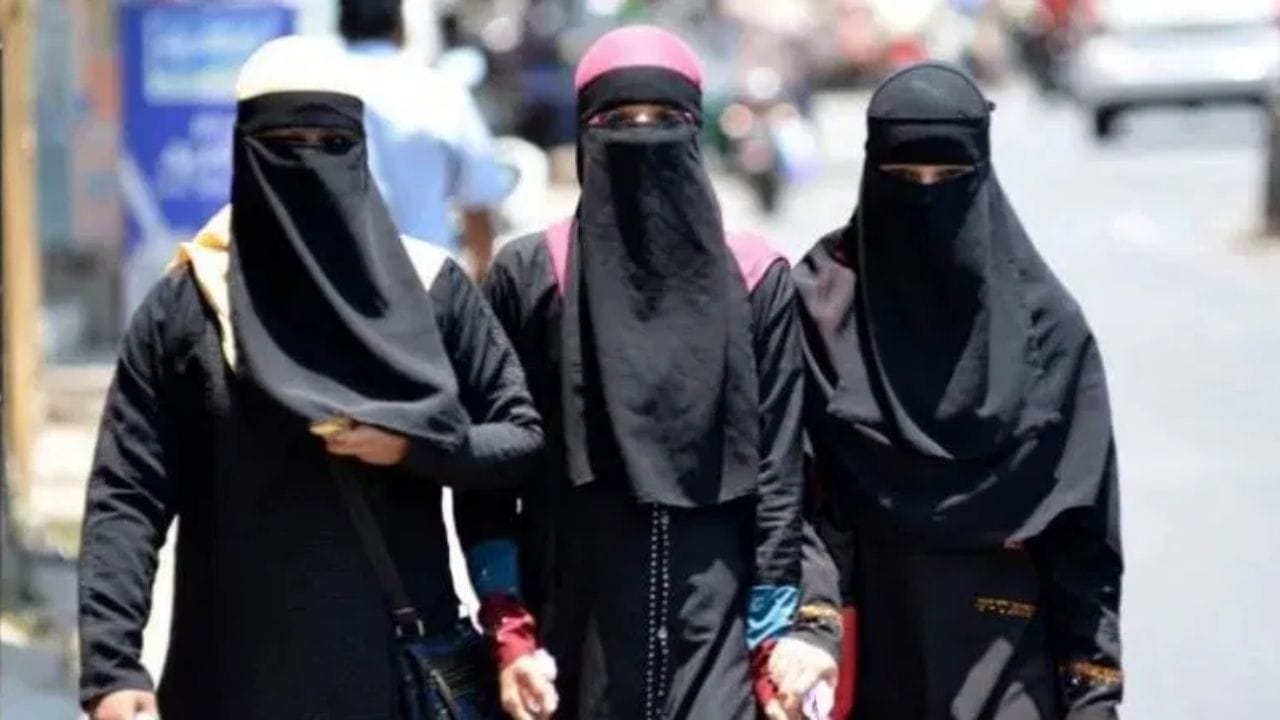 તાલિબાન બંધારણમાં એમ પણ કહેવામાં આવ્યું છે કે જો કોઈ પત્ની તેના પતિના સંબંધીઓને તેની પરવાનગી વિના મળે છે, તો તેને ત્રણ મહિના સુધીની જેલ થઈ શકે છે. આ તાલિબાન બંધારણનો ઘણા પક્ષો વિરોધ કરી રહ્યા છે, જેઓ કહે છે કે તેમાં દમનકારી જોગવાઈઓ છે. તેથી, ભવિષ્યમાં શું થાય છે તે જોવું મહત્વપૂર્ણ રહેશે.