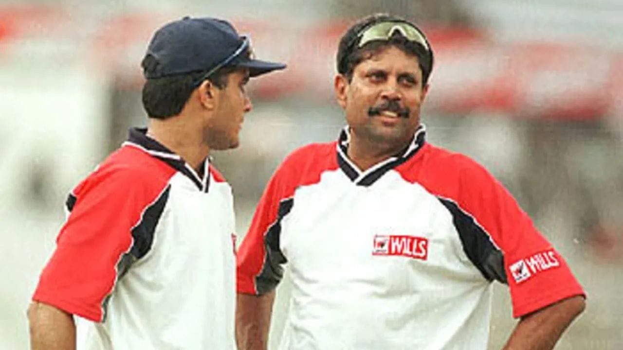 ભારતને 1983 માં પ્રથમ વર્લ્ડ કપ જીતાડનાર કપ્તાન કપિલ દેવ સપ્ટેમ્બર 1999 માં ટીમ ઈન્ડિયાના મુખ્ય કોચ બન્યા હતા. તેઓએ એક વર્ષ સુધી આ જવાબદારી સંભાળી. તેમના નેતૃત્વ અને ઓલરાઉન્ડ પ્રદર્શનને કારણે 1983 ની જીત ભારતીય ક્રિકેટ માટે ટર્નિંગ પોઈન્ટ સાબિત થઈ હતી.