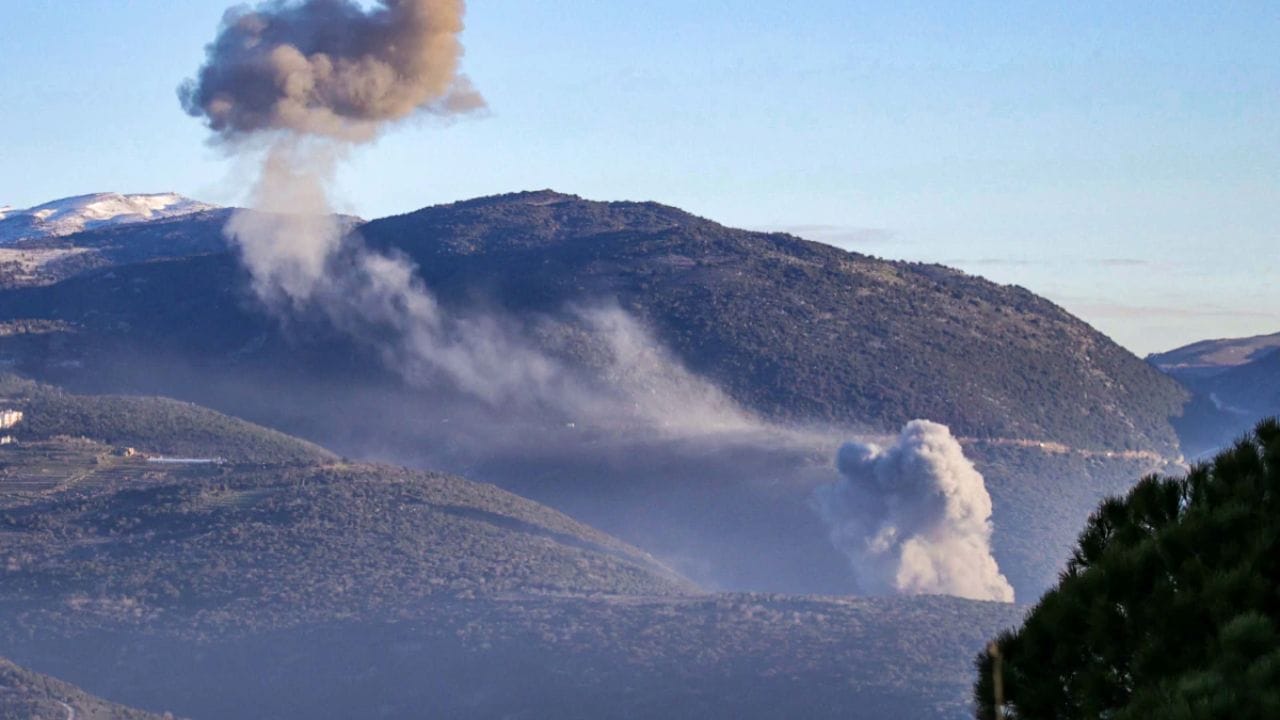 ઇઝરાયલી સૈન્યએ દેશવ્યાપી કટોકટીની સ્થિતિ જાહેર કરી છે. શાળાઓ બંધ કરવામાં આવી છે, જાહેર મેળાવડા પર પ્રતિબંધ છે અને બિન-આવશ્યક કામો બંધ કરવામાં આવ્યા છે.
