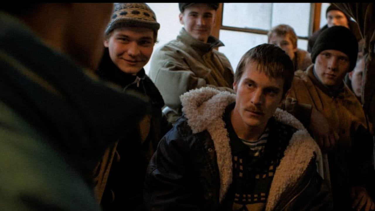 The Boy's Word (Blood on the Asphalt): આ સિરીઝ 1980ના દાયકાના અંતિમ વર્ષોની પૃષ્ઠભૂમિ પર આધારિત છે, જ્યાં રશિયા એક મોટા સામાજિક બદલાવમાંથી પસાર થઈ રહ્યું હતું. આ વાર્તા બે 14 વર્ષના છોકરાઓ, આન્દ્રે અને માતની આસપાસ ફરે છે, જેઓ ગરીબી તેમજ હિંસાથી ભરેલી દુનિયામાં સુરક્ષા શોધવા માટે ગલીઓના ગેંગ કલ્ચરનો આશરો લે છે. 8 એપિસોડની આ સિરીઝમાં શેરીઓના ખતરનાક નિયમો અને બાળકોનું ગુનાખોરી તરફ વળવું ખૂબ જ અસરકારક રીતે દર્શાવવામાં આવ્યું છે. જો તમને ક્રાઈમ ડ્રામા અને ઐતિહાસિક પૃષ્ઠભૂમિ ગમતી હોય, તો આ 7.6 રેટિંગ ધરાવતી સિરીઝ તમારા માટે એક ઉત્તમ પસંદગી છે.