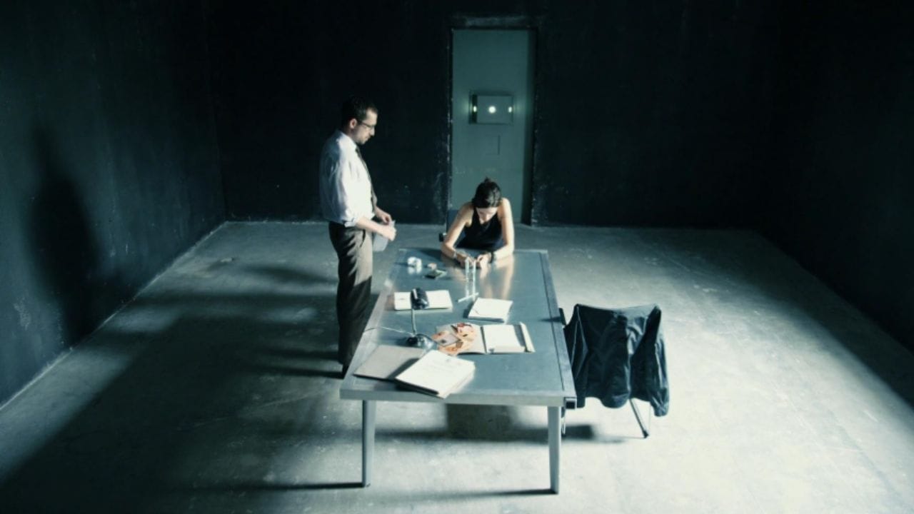 The Method (ધ મેથડ): આ એક અત્યંત લોકપ્રિય 'સાયકોલોજીકલ ક્રાઈમ થ્રિલર' સિરીઝ છે. આ સિરીઝમાં કોન્સ્ટેન્ટિન ખાબેન્સ્કી, પાઉલિના એન્ડ્રીવા અને કિરીલ પોલુખિન મુખ્ય ભૂમિકામાં છે. વર્ષ 2015 થી 2025 દરમિયાન તેના કુલ 40 એપિસોડ રિલીઝ થયા છે. વાર્તા એક કાયદાના સ્નાતક (Law Graduate) યુવતીની છે, જે તેના આદર્શ એવા એક સિનિયર ડિટેક્ટિવ પાસે ટ્રેનિંગ લેવાનું શરૂ કરે છે. જો કે, કામ શરૂ કર્યા પછી તેને સમજાય છે કે, તેના આઇડોલની ગુનેગારોને પકડવાની અને કેસ ઉકેલવાની રીત સામાન્ય કરતા ઘણી અલગ અને ચોંકાવનારી છે.