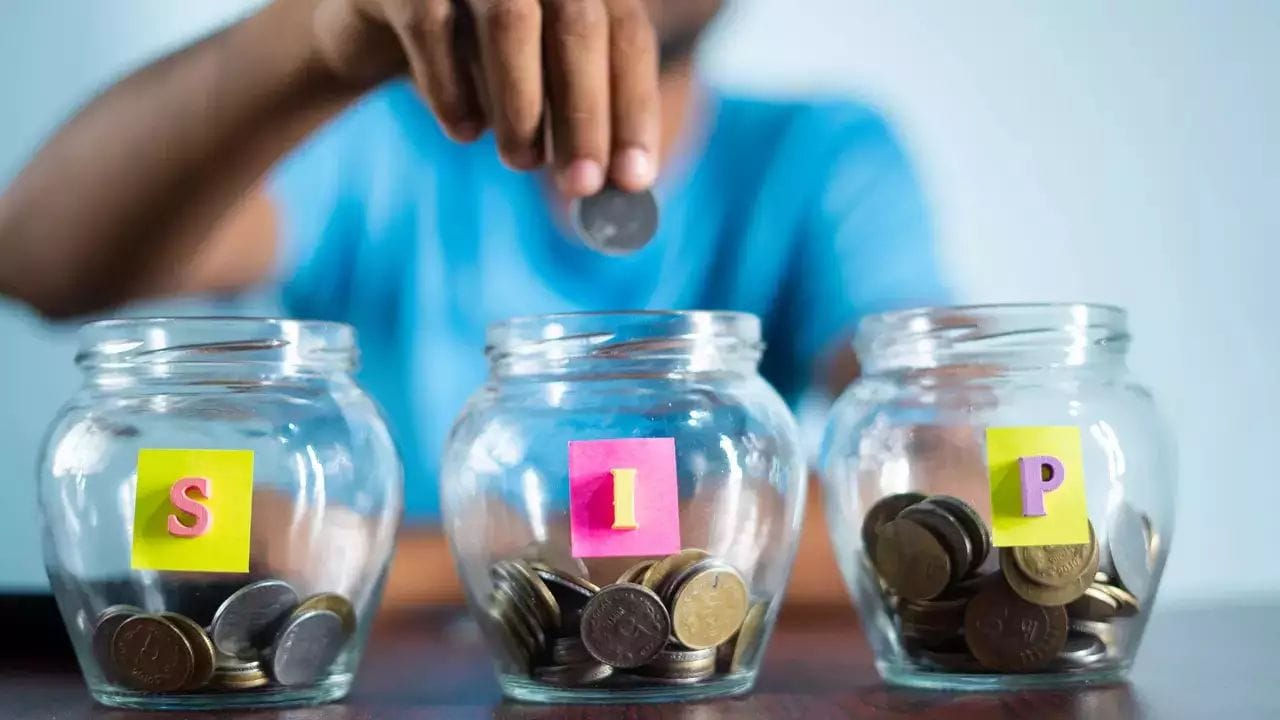 (નોંધ: સ્માર્ટ રોકાણમાં તમારી આવક, ધ્યેયો અને જોખમ પ્રોફાઇલના આધારે રોકાણના નિર્ણયો લેવાનો સમાવેશ થાય છે. SIP કોઈ ગેરંટી આપતું નથી, તેથી રોકાણ કરતા પહેલા તમારા નાણાકીય સલાહકારની સલાહ લો. અહીં દર્શાવેલ વળતર SIP ગણતરીઓ પર આધારિત છે. વાસ્તવિક આંકડા અલગ હોઈ શકે છે.)