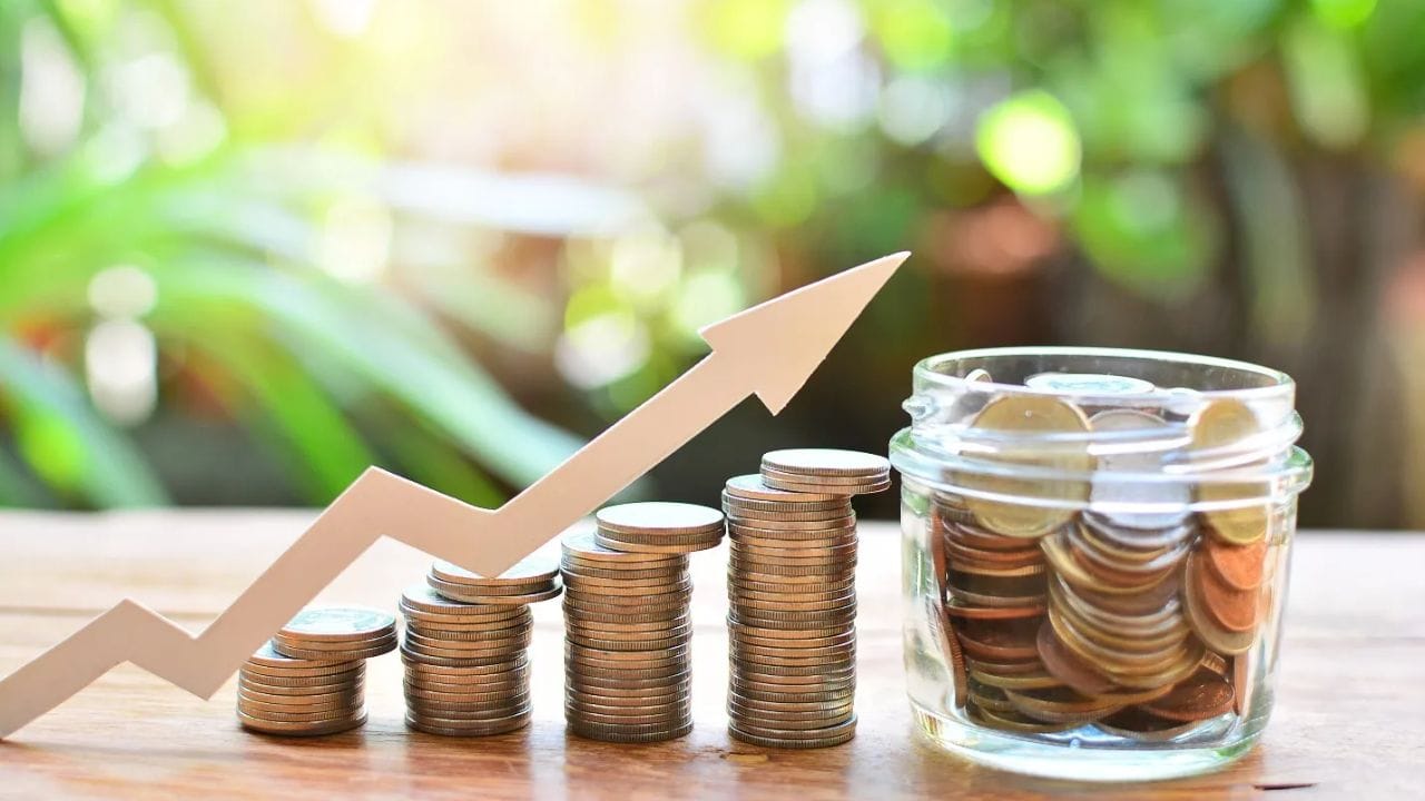 જો તમે દરરોજ ₹100 બચાવો છો, તો મહિનાના અંતે તમને SIP માં આશરે ₹3,000 મળશે. જો તમે સરેરાશ વાર્ષિક SIP રિટર્ન 12% મેળવો છો, તો તમારું ભંડોળ 10 વર્ષમાં વધીને ₹697,017 થઈ શકે છે. રોકાણ રકમ ₹360,000 છે અને અંદાજિત મૂડી લાભ ₹337,017 છે.
