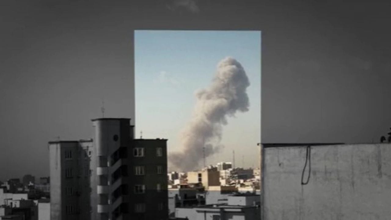 સ્થાનિક મીડિયાએ અહેવાલ આપ્યો છે કે પશ્ચિમ તેહરાનમાં યુનિવર્સિટી સ્ટ્રીટ અને જુમહૂરી પડોશમાં મિસાઇલો પડી હતી. શહેરના અનેક સ્થળોએથી ધુમાડો નીકળતો જોવા મળ્યો હતો અને લોકોને ઘરની અંદર રહેવાની વિનંતી કરવામાં આવી રહી છે.
