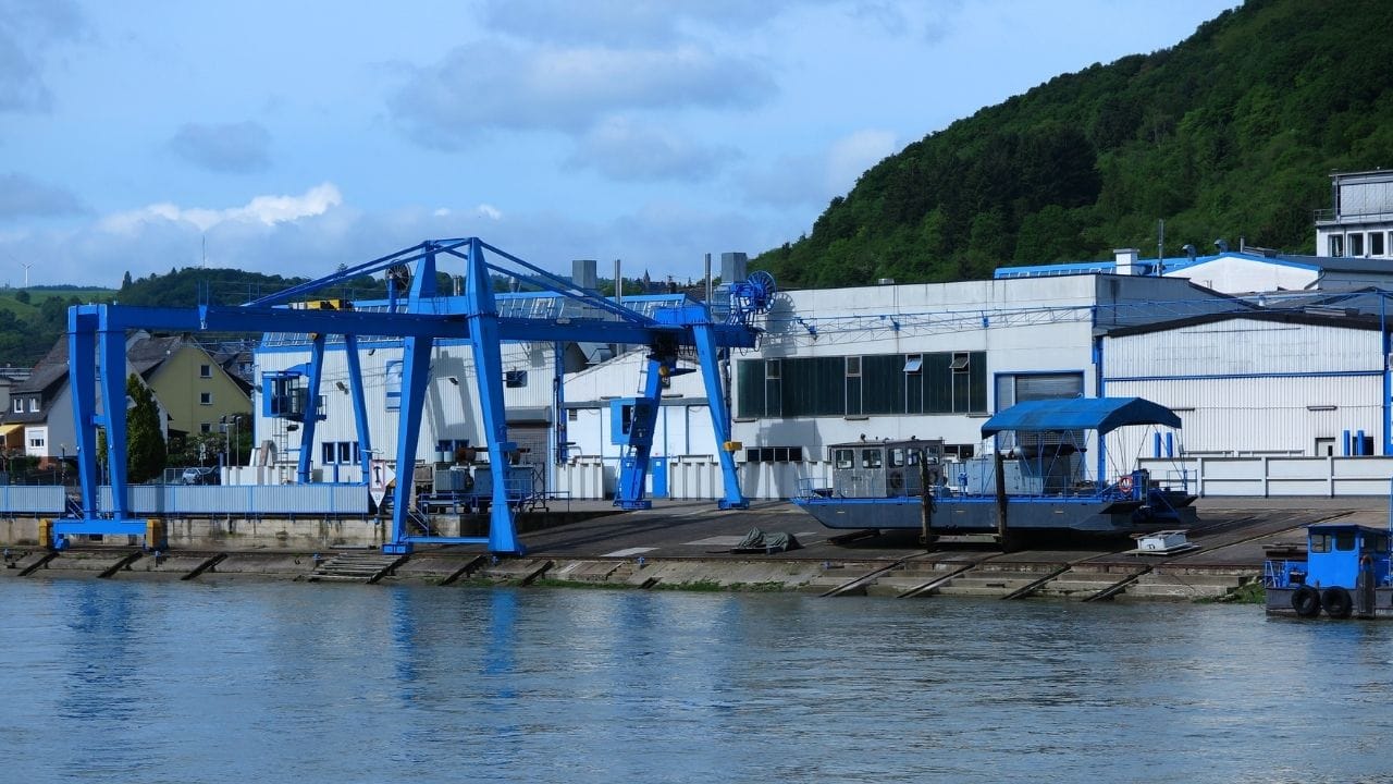 આ ઉપરાંત, આંતરિક જળમાર્ગો માટે શિપ રિપેર ઇકોસિસ્ટમ વિકસાવવાની યોજના પણ જાહેર કરવામાં આવી છે. વારાણસી અને પટણા ખાતે આવા કેન્દ્રો સ્થાપવામાં આવશે, જેનાથી જહાજોની જાળવણી સરળ બનશે અને સ્થાનિક અર્થતંત્રને વેગ મળશે. આ પગલું નદી માર્ગ પરિવહનને વધુ મજબૂત બનાવશે.