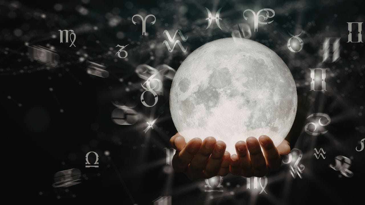 જ્યોતિષ શાસ્ત્ર મુજબ ચંદ્ર સુખ, શાંતિ, માતૃત્વ, લાગણીઓ અને માનસિક સ્થિતિનો કારક ગ્રહ માનવામાં આવે છે. વેલેન્ટાઇન ડે પર ચંદ્રની અનુકૂળ સ્થિતિ પ્રેમ સંબંધોમાં મધુરતા લાવી શકે છે અને જૂના મતભેદો દૂર કરવામાં મદદરૂપ થઈ શકે છે.