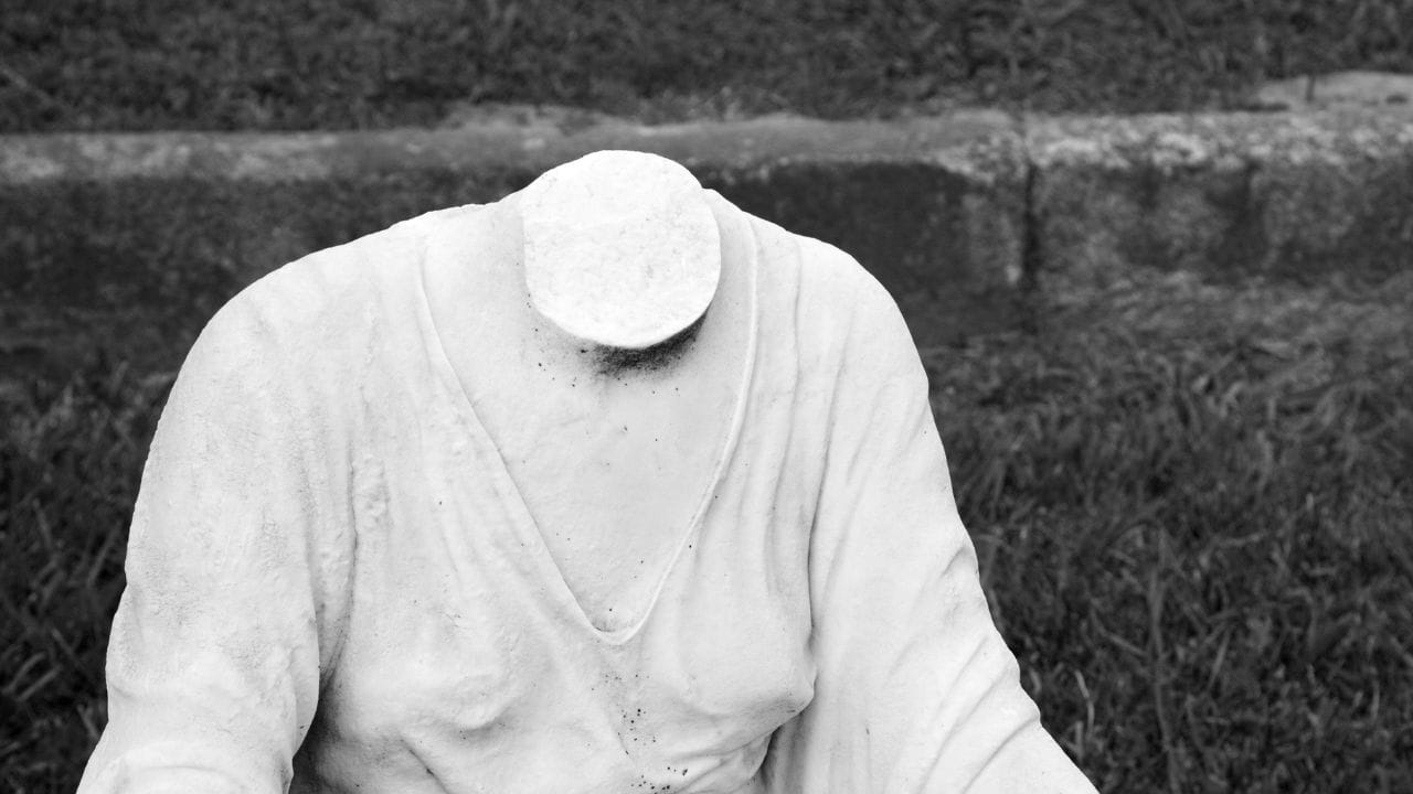 હોળીના દિવસે દેવી-દેવતાઓની વિશેષ પૂજા કરવામાં આવે છે, તેથી તે પહેલા ઘરમાં રાખેલી તૂટેલી અથવા ક્ષતિગ્રસ્ત મૂર્તિઓ પર ખાસ ધ્યાન આપવું જોઈએ. ધાર્મિક માન્યતાઓ અનુસાર, આવી મૂર્તિઓ ઘરમાં રાખવી શુભ માનવામાં આવતી નથી. હોળી પહેલા આવી મૂર્તિઓને આદરપૂર્વક વિસર્જન કરવું જોઈએ. તમે તેને પવિત્ર પાણીમાં વિસર્જિત કરી શકો છો, પીપળાના વૃક્ષ નીચે શ્રદ્ધાપૂર્વક મૂકી શકો છો અથવા નજીકના મંદિરમાં અર્પણ કરી શકો છો. આ રીતે ઘરમાં સકારાત્મક ઉર્જા જળવાઈ રહે છે.(નોંધ : અહીં આપવામાં આવેલી માહિતી ધાર્મિક માન્યતાઓના આધારે ફક્ત આપની જાણકારી માટે છે. )