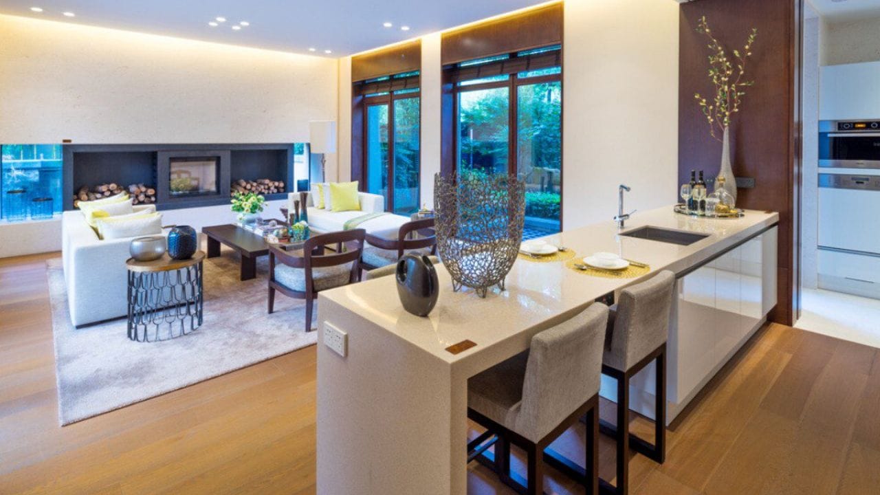 નિયમિત સફાઈ પણ જરૂરી છે. વધુમાં લાકડાના ડાઈનિંગ ટેબલને સારું માનવામાં આવે છે અને તે શુભ માનવામાં આવે છે. નિયમ પ્રમાણે ડાઈનિંગ ટેબલ પર ક્યારેય તુટેલા વાસણો ન મૂકવા જોઈએ.