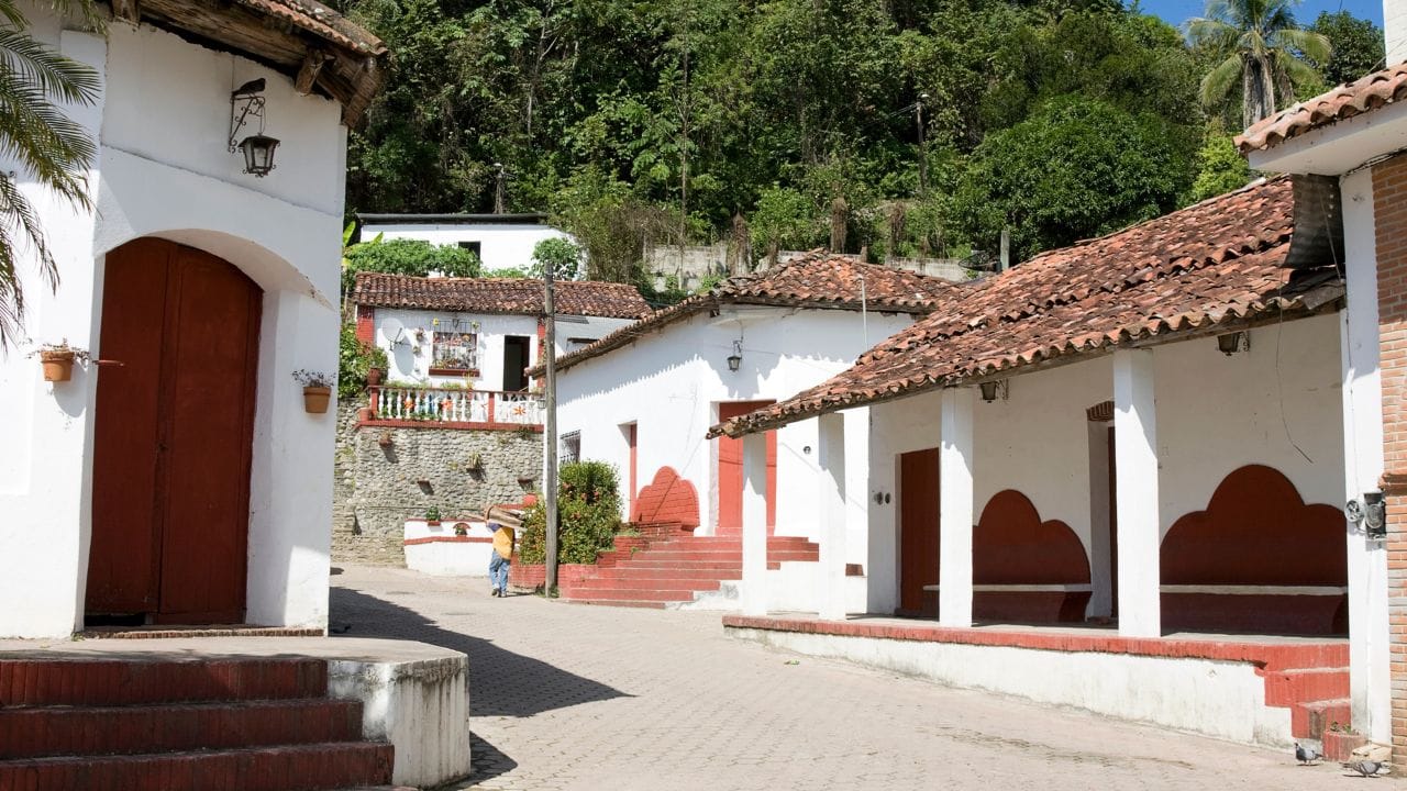 પંચાયતની ગ્રાન્ટ વિશે પણ સમજો:
Tied Grant (60%): આ નાણાં માત્ર પીવાના પાણી (જલ જીવન મિશન), સ્વચ્છતા અને વરસાદી પાણીના સંગ્રહ માટે જ વાપરી શકાય છે.
Untied Grant (40%): આ પૈસા પંચાયત પોતાની જરૂરિયાત મુજબ સ્ટ્રીટ લાઈટ કે લાઈબ્રેરી માટે વાપરી શકે છે.