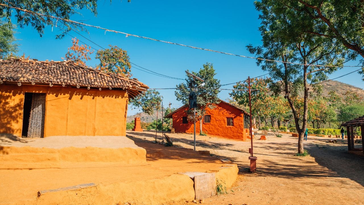 eGramSwaraj: તમારા મોબાઇલમાં પંચાયતનું સરવૈયું તમારા ગામની પંચાયત પાસે કેટલી ગ્રાન્ટ આવી અને તે ક્યાં ખર્ચાઈ, તે જાણવા માટે હવે કોઈને આજીજી કરવાની જરૂર નથી. eGramSwaraj પોર્ટલ (egramswaraj.gov.in) ગામની આર્થિક પ્રક્રિયાને સંપૂર્ણ પારદર્શક બનાવે છે. આ પોર્ટલ પર 'Vouchers Booked' અને 'Vouchers Frozen' વિભાગ અત્યંત મહત્વના છે. 'Frozen' વાઉચરનો અર્થ એ છે કે હવે આ ડેટામાં કોઈ ફેરફાર કે છેડછાડ થઈ શકશે નહીં