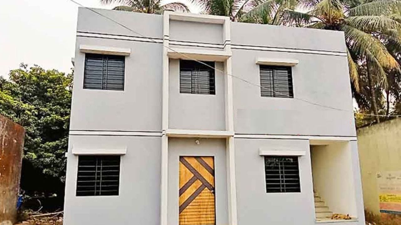 SWAGAT અને 1064: ફરિયાદ નિવારણની સીધી લાઇન ગુજરાતનો SWAGAT કાર્યક્રમ 22 વર્ષની સફળતા સાથે ઓટો-એસ્કેલેશન સિસ્ટમ ધરાવે છે. એપ્રિલ 2025ના કાર્યક્રમમાં જ 50% પ્રશ્નોનો સ્થળ પર નિકાલ થયો હતો. વિશેષ નોંધનીય બાબત એ છે કે, ગુજરાત હાઈકોર્ટના કડક નિર્દેશ મુજબ, ભ્રષ્ટાચાર અટકાવવા માટે ACB હેલ્પલાઇન નંબર 1064 તમામ જાહેર સ્થળો, સરકારી કચેરીઓ અને સરકારી વાહનો પર પ્રદર્શિત કરવો ફરજિયાત છે. જો તમારી પંચાયતમાં આ નંબર નથી દેખાતો, તો તમે તે પ્રદર્શિત કરવા માટેની માંગણી કરી શકો છો.