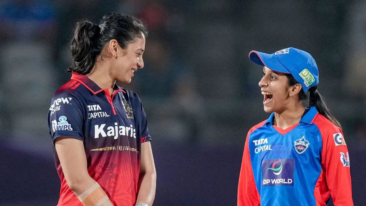 વિમેન્સ પ્રીમિયર લીગ 2026 ની ફાઇનલમાં, દિલ્હી કેપિટલ્સ ટોસ હારી અને પ્રથમ બેટિંગ કરવાનો નિર્ણય લીધો. જોકે, ટીમે રોયલ ચેલેન્જર્સ બેંગ્લોર સામે ઉચ્ચ સ્કોર બનાવ્યો, જે મહિલા પ્રીમિયર લીગના ઇતિહાસમાં પહેલાં ક્યારેય ન જોયેલી સિદ્ધિ હાંસલ કરી.